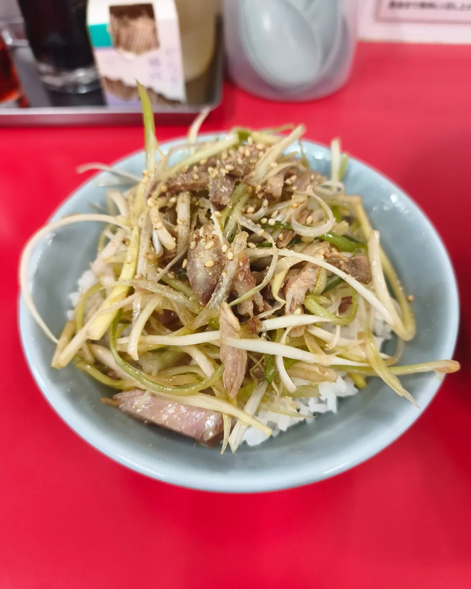 ラーメンショップ椿 二宮店のサイドメニュー「ネギ丼」。ごま油香る和えネギと刻みチャーシューがのったご飯